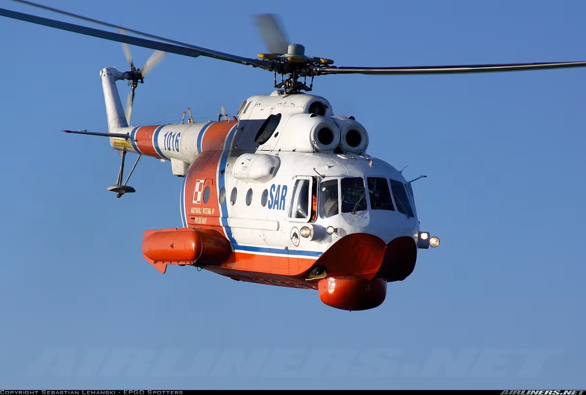 Tất nhiên, việc thay thế trực thăng săn ngầm Mi-14 là có lộ trình rõ ràng. Theo các nguồn tin mới nhất, do nhiều khó khăn về ngân sách BQP Ba Lan tạm thời chỉ thay 4 chiếc Mi-14 (gồm 2 săn ngầm, 2 cứu hộ), vẫn còn 4 chiếc “sát thủ” trong biên chế. Nguồn ảnh: Airliners.net