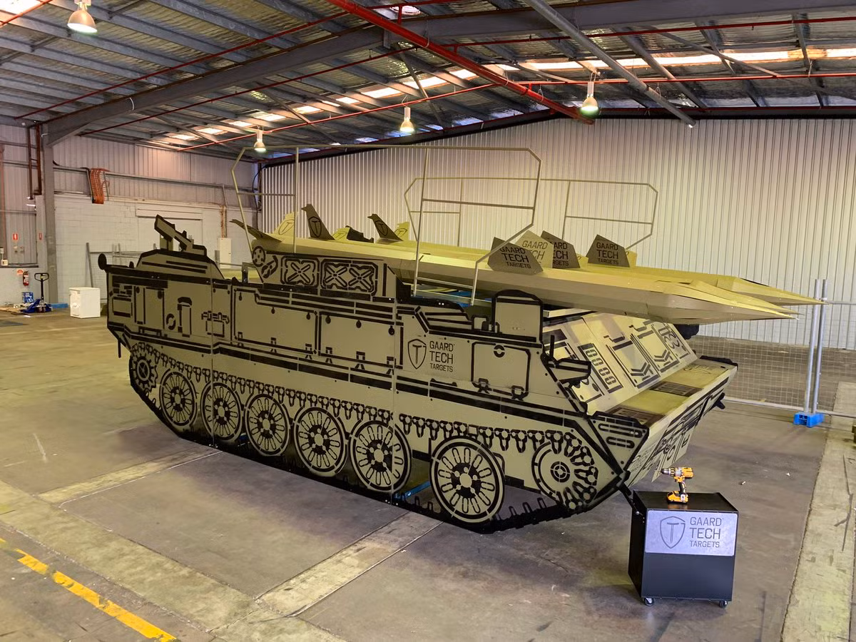 Trông như những mô hình này được tạo từ “bìa các tông”. Trong ảnh là mô hình bệ phóng tên lửa 2K12 Kub (SA-6). Nguồn ảnh: GaardTech