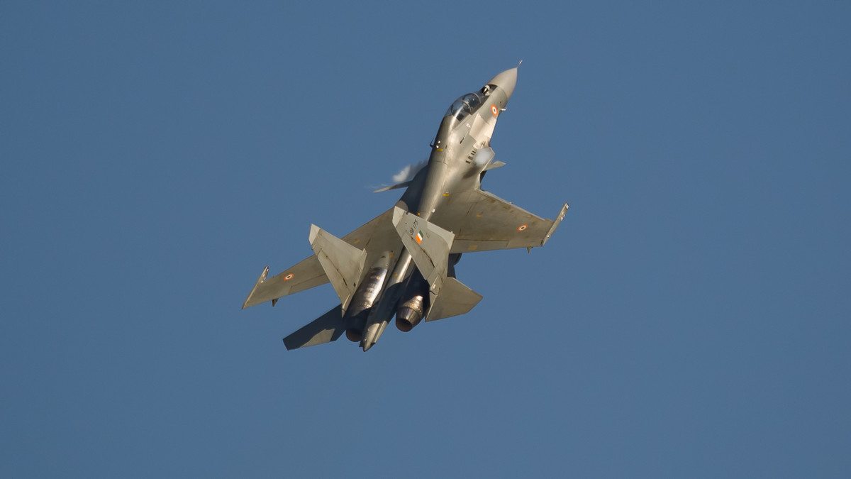 Với hình dáng khí động học tổng hợp, kết hợp với khả năng điều khiển chỉnh hướng phụt, đã mang đến khả năng cơ động chưa từng có và những đặc trưng về cất cánh và hạ cánh rất đáng chú ý. Những động tác này gồm Rắn hổ mang Pugachev rất nổi tiếng và động tác bay Bell. Khi thực hiện thao diễn nhào lộn, máy bay quay 360 độ trong mặt phẳng dốc mà không hề mất độ cao. Trong động tác bay Quay tròn có kiểm soát, máy bay thực hiện vài vòng quay trong mặt phẳng ngang, với tốc độ gần bằng không, gần như đứng tại chỗ. Nguồn ảnh: Wikipedia