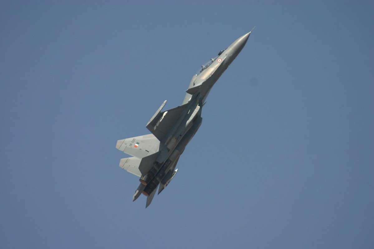 Su-30MKI cũng sở hữu hệ thống điện tử hàng không cực mạnh với siêu radar N011M Bars đạt tầm quét tới 350km ở bán cầu trước, radar này mạnh tới mức nó có thể đóng vai trò như một máy bay cảnh báo sớm mini. Ngoài ra, trên máy bay còn có nhiều loại cảm biến tinh vi tới từ Nga - Pháp - Israel... Nguồn ảnh: Wikipedia