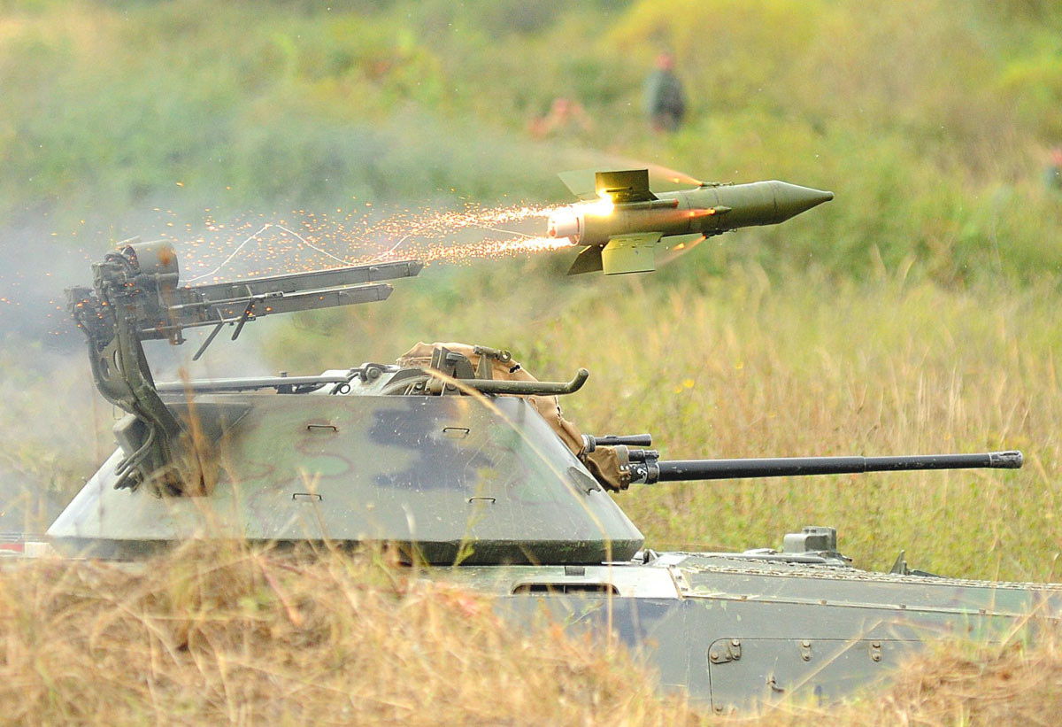 Ngạc nhiên là hệ thống dẫn đường Malyutka nâng cấp có thể thông qua hai phương thức gồm: dẫn đường kiểu cũ MCLOS (hiệu chỉnh hướng bay thủ công từ khi rời bệ tới lúc trúng mục tiêu, phụ thuộc vào pháo thủ); dẫn đường bán tự động SACLOS (pháo thủ chỉ cần giữ tầm ngắm vào mục tiêu cho tới khi tên lửa tiếp cận). Tuy nhiên, phương thức dẫn đường cũng có sự cải tiến nhỏ đó là lệnh lái đạn truyền từ bệ phóng tới tên lửa thông qua kênh tần số vô tuyến thay vì bằng dây. Nguồn ảnh: Reddit