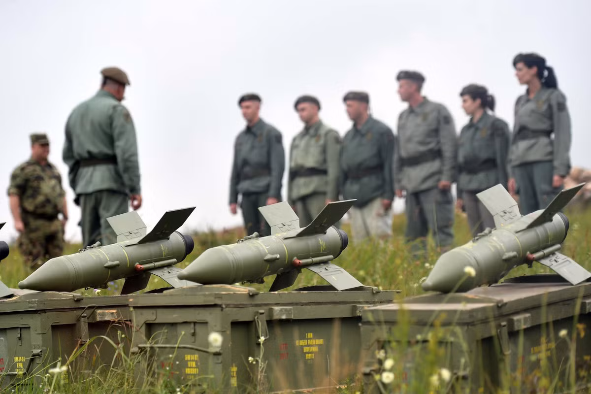 Malyutka là biệt danh của tên lửa chống tăng cá nhân đầu tiên trên thế giới mang tên đầy đủ 9M14 Malyutka (NATO định danh là AT-3 Sagger) được Liên Xô đưa vào sử dụng năm 1973. Ước tính, 25.000 quả đạn đã được sản xuất trong khoảng 10-20 năm kể từ ngày nó ra đời. Đến hôm nay, Malyutka bị coi là tên lửa cổ lỗ nhưng đáng ngạc nhiên là nó vẫn được yêu thích và sử dụng ở nhiều quốc gia. Nguồn ảnh: mod.gov.rs