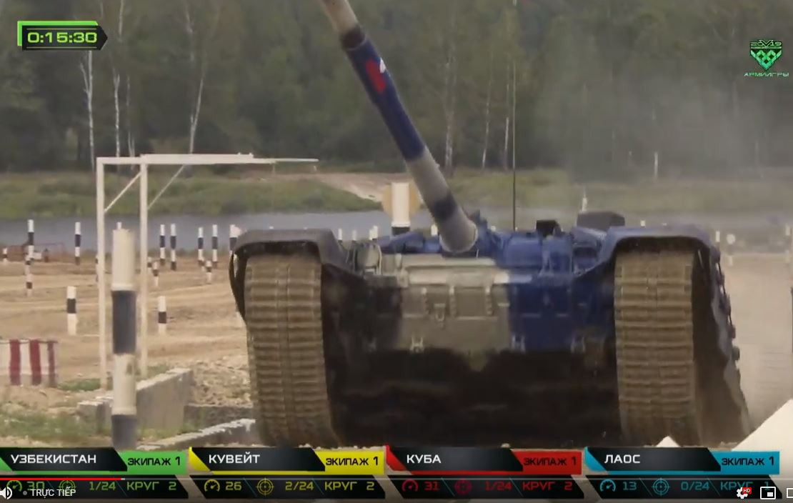 Trong trận bán kết, đội tuyển xe tăng Lào hoàn thành 4 vòng đầu trong phần thi “tiếp sức” (mỗi đội cử 3 kíp lái thi cùng trên một xe tăng, mỗi kíp chạy 4 vòng và phải bắn 8 mục tiêu) trong thời gian hơn 50 phút, hạ được 2/8 mục tiêu. Nguồn ảnh: Tzvezda