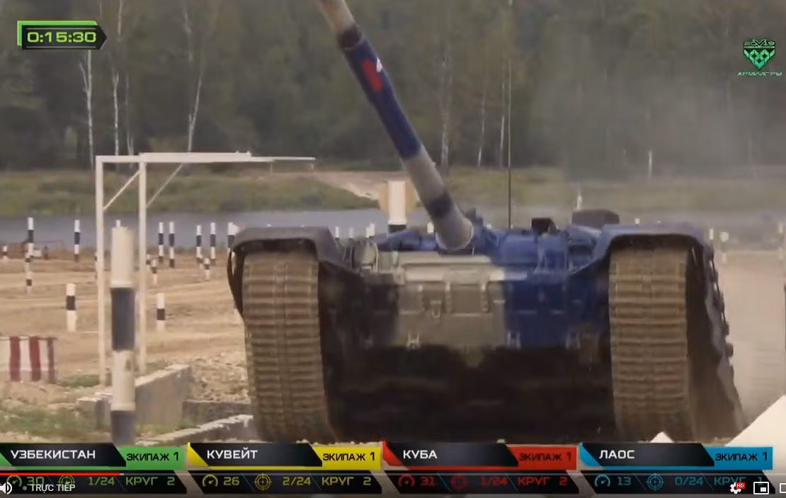 Trong trận bán kết, đội tuyển xe tăng Lào hoàn thành 4 vòng đầu trong phần thi “tiếp sức” (mỗi đội cử 3 kíp lái thi cùng trên một xe tăng, mỗi kíp chạy 4 vòng và phải bắn 8 mục tiêu) trong thời gian hơn 50 phút, hạ được 2/8 mục tiêu. Nguồn ảnh: Tzvezda