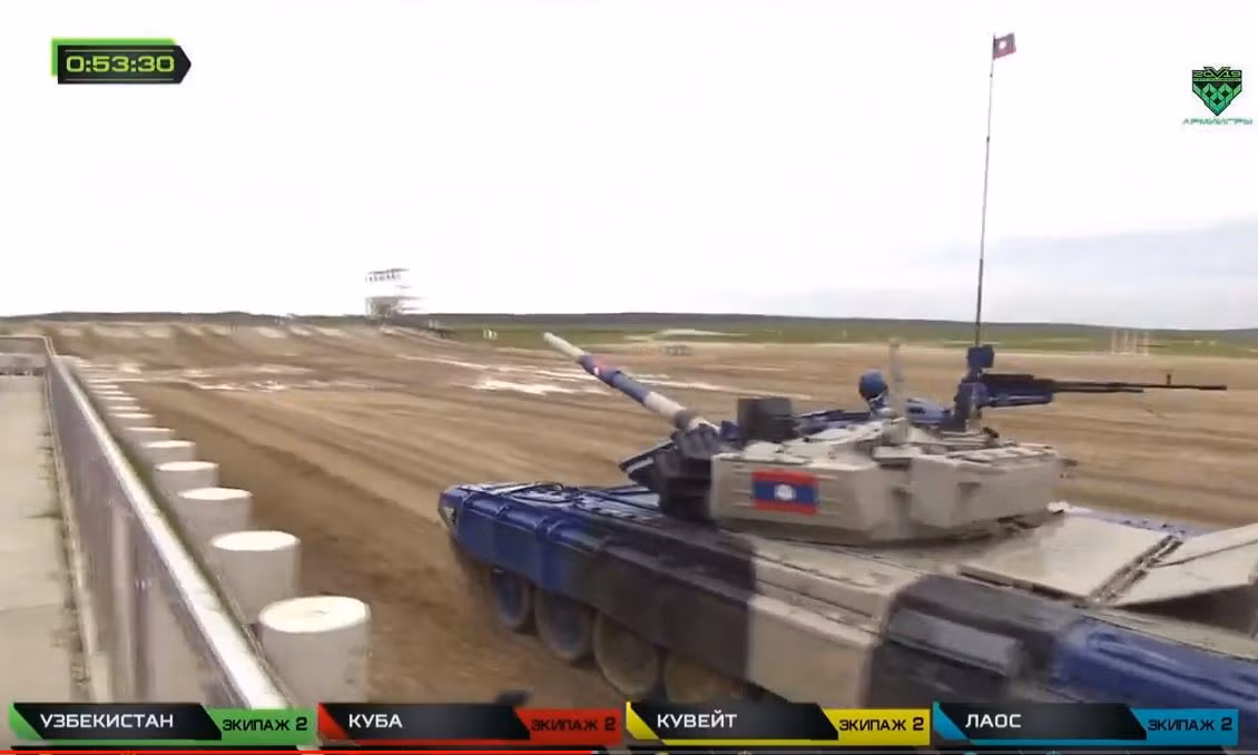 Mặc dù kém hơn hẳn so với 3 đội còn lại nhưng thành tích đó cũng là đáng khen ngợi và đội tuyển xe tăng Lào hoàn toàn có chút cơ hội vào vòng chung kết. Thế nhưng, ở vòng đầu tiên của kíp xe tăng 2, một sự việc bất ngờ đã xảy ra khiến ban chỉ huy đội Lào trên khán đài không khỏi “sốc”. Nguồn ảnh: Tzvezda