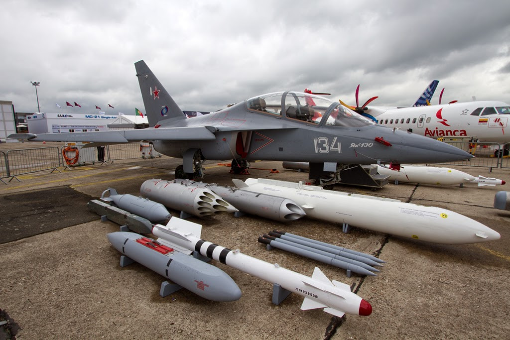 Ngoài vai trò huấn luyện phi công, Yak-130 được cho là có thể đáp ứng vai trò như một máy bay tiêm kích hạng nhẹ khi có thể mang tới 3 tấn vũ khí trên 9 điểm treo cánh và thân cho phép mang tên lửa không đối không R-73, rocket và bom hàng không. Nguồn ảnh: Wikipedia