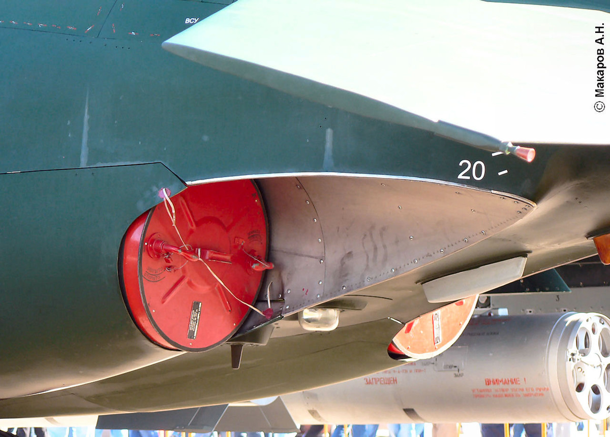 Đáng tiếc, Yak-130 không thể đem lại cho phi công "cảm giác" vượt bức tường âm thanh là thế nào. Với cặp động cơ turbofan AI-222-25, Yak-130 chỉ có thể đạt tốc độ tối đa 1.060km/h.