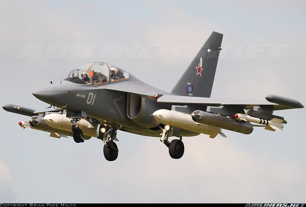 Yak-130 là máy bay huấn luyện phi công chiến đấu hai chỗ ngồi do Yakovlev thiết kế và được Tập đoàn Irkut sản xuất, đơn giá ước tính một chiếc vào khoảng 15 triệu USD. Nguồn ảnh: Airliners.net