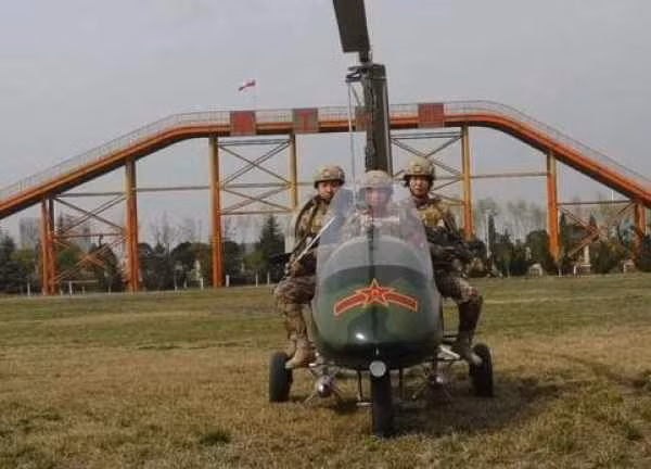 Trực thăng siêu nhẹ hay còn được gọi theo tiếng Anh là “gyrocopter” có kết cấu giống với trực thăng nhưng rất nhỏ, không có buồng lái khép kín. Nguồn ảnh: Baoji News