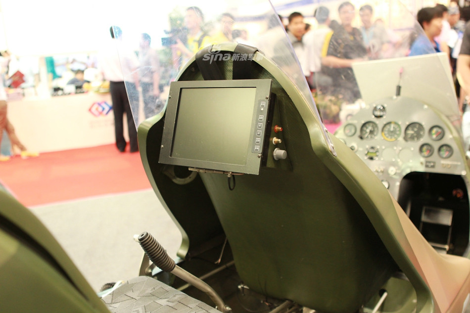 Nó có 2 cabin: phía trước là phi công và phía sau có thêm một màn hình có thể là dùng để điều khiển vũ khí hoặc trinh sát. Nguồn ảnh: Baoji News