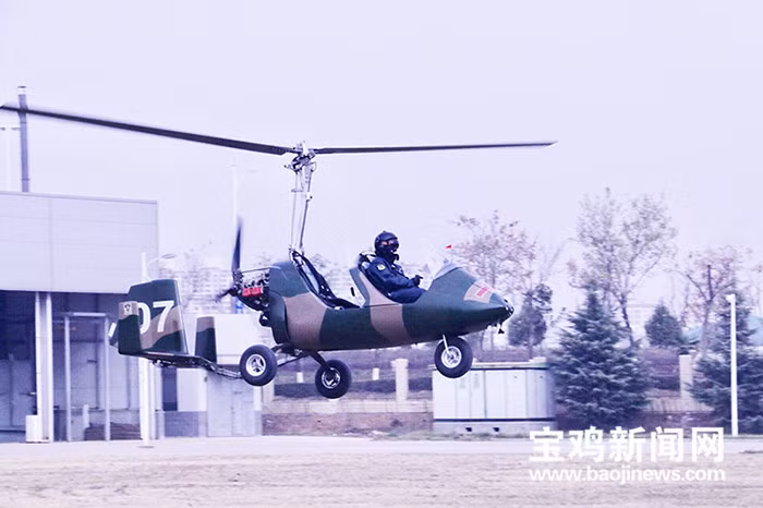 Trực thăng siêu nhẹ trang bị cánh quạt cánh 2 lá và cánh quạt đẩy đuôi thay vì kiểu cánh quạt triệt tiêu mô men xoay. Nguồn ảnh: Baoji News