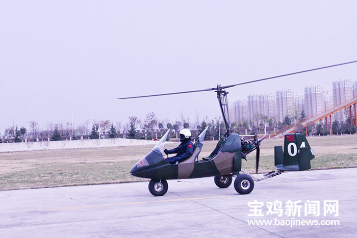 Ở trên mặt đất trông nó không khác gì một chiếc mô tô 3 bánh, thật vậy, với cánh quạt đẩy đuôi nó có thể di chuyển như phương tiện giao thông bình thường. Nguồn ảnh: Baoji News