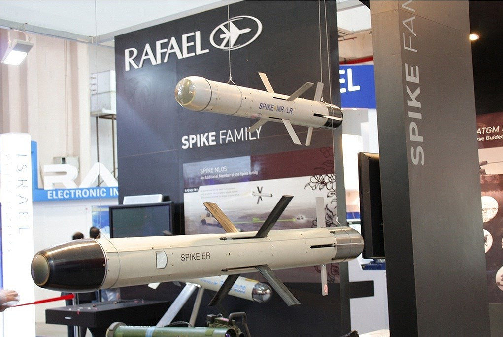 Với việc được trang bị Spike NLOS, trực thăng AH-64E Apache Guardian của quân đội Mỹ sẽ sở hữu vũ khí chống tăng có tầm bắn hiệu quả xa nhất thế giới hiện nay (25km - theo thông tin được Israel công bố). Ngoài diệt xe tăng, xe bọc thép, tên lửa Spike NLOS còn có thể tiêu diệt bộ binh và các công trình kiên cố trên mặt đất hay đóng vài trò chống hạm tiêu diệt tàu đổ bộ, tàu chiến cỡ nhỏ đối phương. Nguồn ảnh: Wikipedia