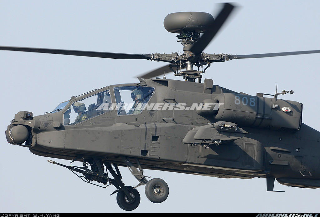 Cuộc thử nghiệm nhằm đánh giá về sự tương thích của tên lửa Spike NLOS do Tập đoàn quốc phòng Rafael của Israel sản xuất với trực thăng tấn công Apache của quân đội Mỹ. Nguồn ảnh: Airliners.net