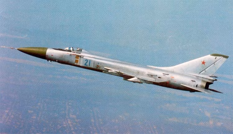 Su-15 được trang bị 2 động cơ tuốc bin phản lực Tumansky R-13F2-300 cho tốc độ cực đại 2.230km/h, tầm bay chiến đấu 590km, trần bay 18.100m. Nguồn ảnh: War Is Boring