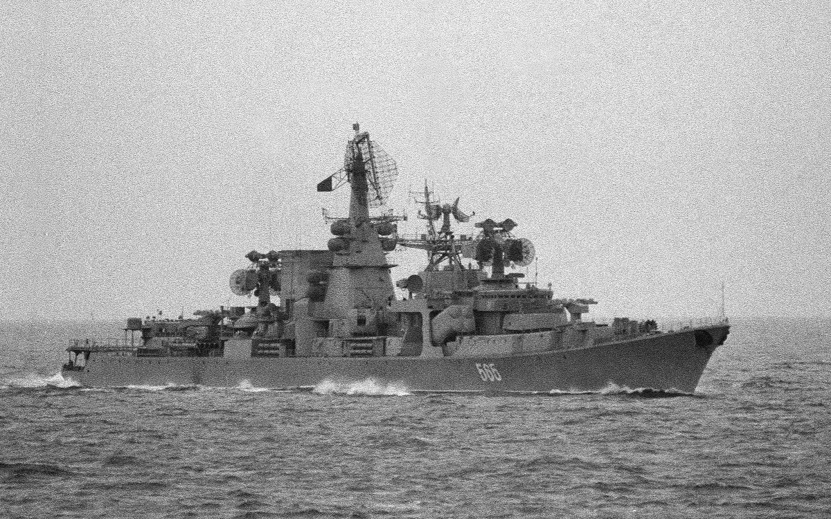 Su-15 có chiều dài 19,56m, cao 4,84m, sải cánh 9,34m, trọng lượng rỗng 10,87 tấn, trọng lượng cất cánh 17,2 tấn. Không như thiết kế MiG-21 của Cục thiết kế Mikoyan-Gurevich xuất hiện cùng thời, Su-15 không dùng thiết kế cửa hút không khí ở đầu mũi mà chuyển sang 2 khe ở bên thân để lấy không khí nhiều hơn cho 2 động cơ phản lực Tumansky R-11F. Nguồn ảnh: Wikipedia