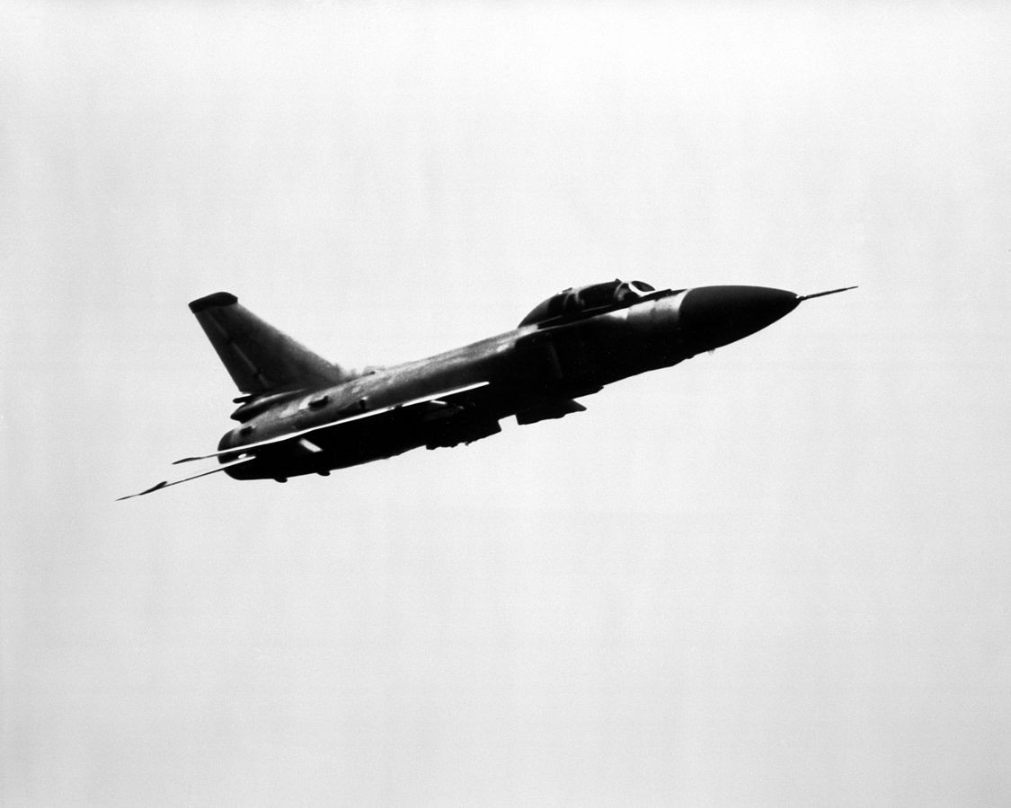 Mặc dù vẫn còn nhiều tranh cãi cho tới ngày nay xoay quanh thảm kịch chuyến bay 007, ví dụ như việc Liên Xô cho rằng chiếc máy bay của Hàn Quốc đang thực hiện phi vụ gián điệp. Hay là những dấu hiệu bất thường của chuyến bay, ví dụ như việc chiếc KAL 007 không thiết lập kênh vô tuyến với tiêm kích Liên Xô khi nó đi vào không phận Kamchatka. Tuy nhiên, có một sự thật là 269 con người đã chết cùng vết nhơ không thể gột rửa với Su-15 và Không quân Liên Xô. Trong ảnh, chiến hạm Liên Xô đang tham gia hoạt động cứu hộ cứu nạn vụ KAL 007. Nguồn ảnh: Wikipedia