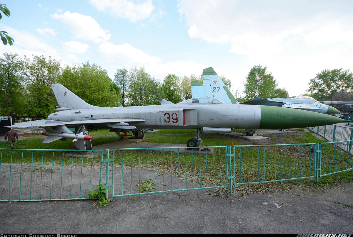 Trong khi còn chưa kịp có chiến công "vang danh thế giới nào", ngày 20/4/1978, Sukhoi Su-15 bắt đầu chuỗi thành tích xấu hổ của mình. Ngày 20/4/1978, máy bay tiêm kích Sukhoi Su-15 của Quân chủng Không quân Liên Xô (PVO) bắn vào chiếc máy bay chở khách KAL 902 của Korean Airlines khi chiếc phi cơ này xâm phạm vùng trời Liên Xô. Vụ tấn công đã khiến 2 trong tổng số 109 hành khách, phi hành đoàn thiệt mạng. Nguồn ảnh: Airliners.net
