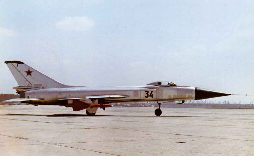 Su-15 ban đầu được thiết kế với kiểu cánh tam giác nhưng lại khiến cho việc cất/hạ cánh không được tốt, vì vậy Sukhoi đã thiết kế một loại cánh mới với đầu mút mở rộng (diện tích cánh được tăng dần) và điều khiển lớp ranh giới, cánh không hẳn là một hình tam giác mà một cạnh của nó hơi cong. Nguồn ảnh: Airliners.net