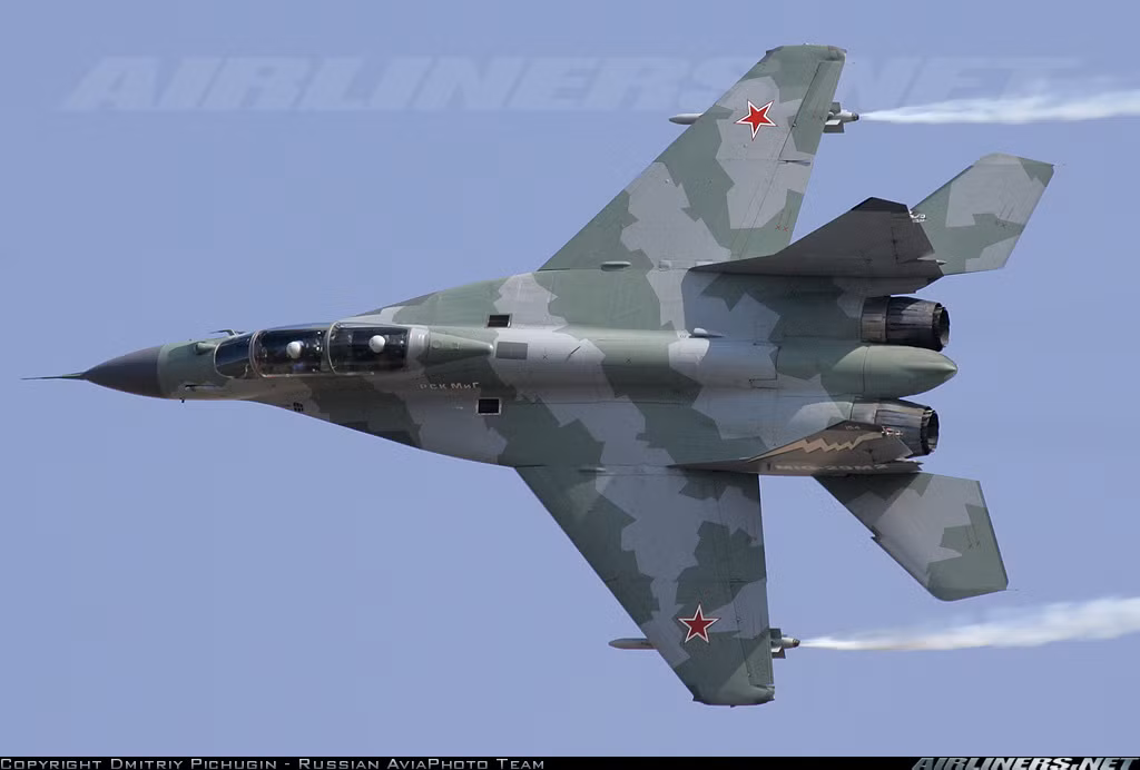 Trên cơ sở nâng cấp MiG-29M/M2, MiG đã phát triển tiếp phiên bản MiG-29SMT cho Không quân Nga. Nó được cải tiến về thể tích nhiên liệu cho tầm bay cực đại 2.100km, nâng cấp tiếp buồng lái và động cơ, tăng tải trọng vũ khí. Phiên bản này hiện Nga sẵn sàng xuất khẩu hoặc hỗ trợ nâng cấp cho các quốc gia có nhu cầu. Ảnh: Airliners.net