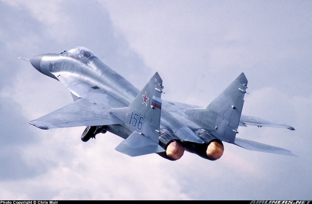 MiG-29M/M2 sử dụng phiên bản động cơ turbofan RD-33MK có công suất cao hơn 7% (so với RD-33 nguyên bản) do sử dụng vật liệu hiện đại trên các tấm làm mát, động cơ tạo lực đẩy là 9.000 kgf. Động cơ mới không có khói và có các cải tiến để giảm bớt phát xạ hồng ngoại. Miệng xả khí đẩy vec-tơ cũng được lắp đặt theo yêu cầu của khách hàng. Máy bay đạt tốc độ tối đa Mach 2,35 2.500km/h, tầm bay 2.000km (hoặc 1.700km với MiG-29M2), trần bay 16.000m, vận tốc leo cao 330m/s. Ảnh: Airliners.net