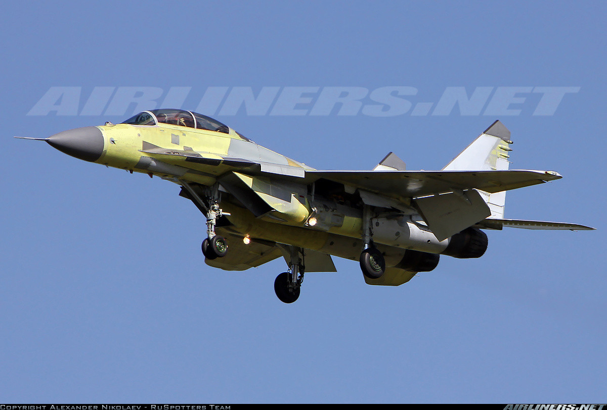 Hình dạng của khe hút khí cũng được xem lại, loại bỏ mái hắt trên đầu vào khe hút khí để tăng nhiên liệu trong LERXs (diềm cánh mở rộng), mắt lưới được sử dụng để ngăn ngừa những hư hại từ bên ngoài và mở rộng kích thước đầu vào khe hút khí cho luồng khí lớn hơn. Ảnh: Airliners.net