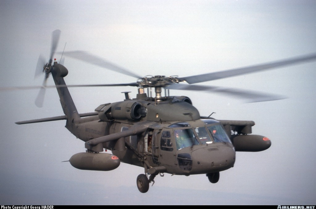 Đi vào phục vụ năm 1979, ước tính 2.500 chiếc UH-60 Black Hawk gồm nhiều phiên bản đang phục vụ trong Quân đội Mỹ. Thay thế chúng là cả một chặng đường dài, thay vào đó giải pháp “UAV hóa” sẽ tốt hơn nhiều, vẫn tận dụng được khả năng tuyệt vời của Black Hawk mà Quân đội Mỹ vốn rất thích, trong khi tiết kiệm đáng kể. Nguồn ảnh: Airliners.net