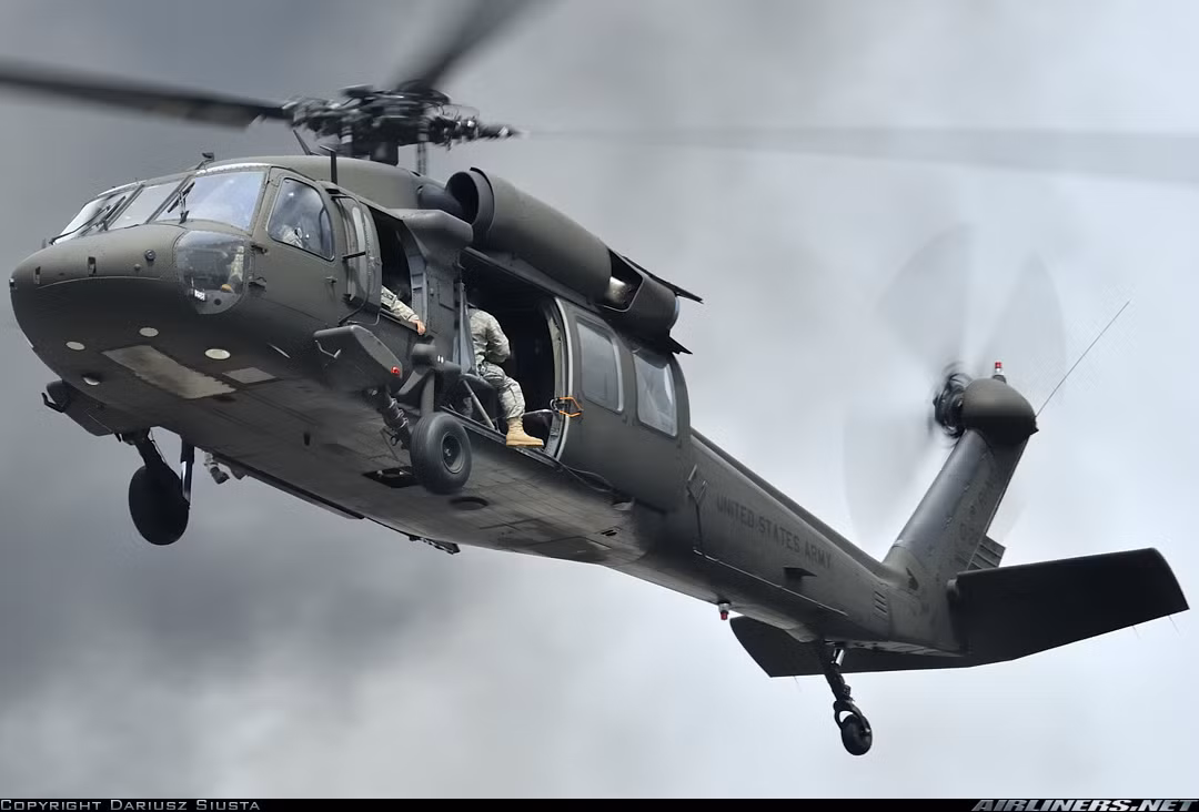 Tuyệt vời hơn cả UH-1, Black Hawk làm được mọi thứ từ vận tải lính, hàng hóa, cứu thương, trinh sát tới vũ trang, tuần tra chống ngầm, chống hạm mặt nước…. mọi thứ đều có thể với UH-60. Nguồn ảnh: Airliners.net