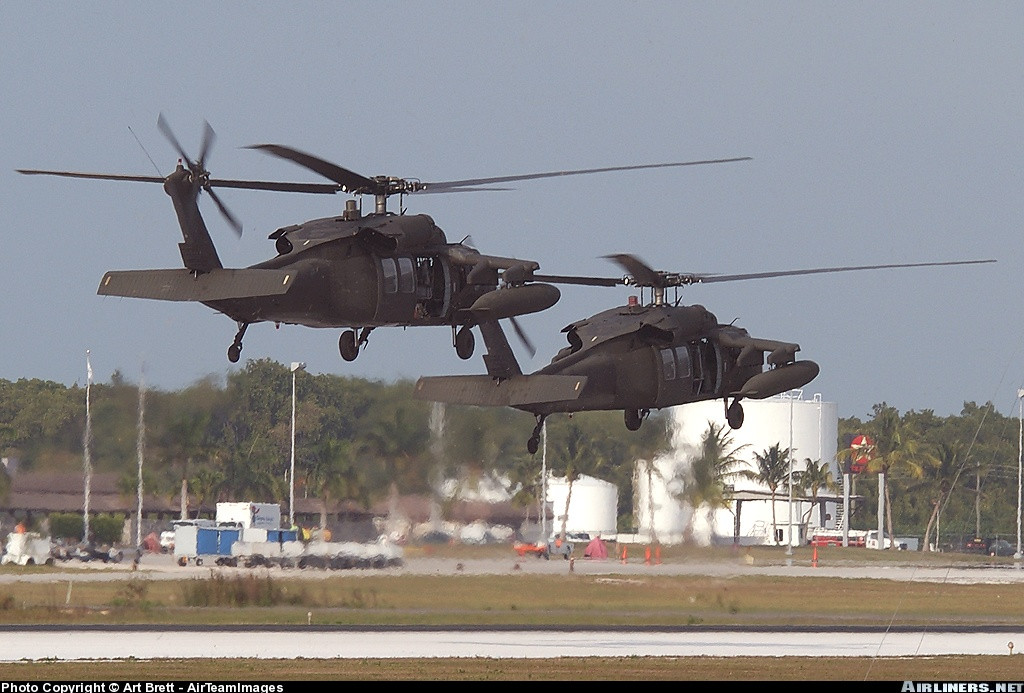 "Diều hâu đen" UH-60 được Sikorsky phát triển nhằm thay thế cho mẫu UH-1 Iroquois năm 1979, nó nhanh chóng trở thành chiếc trực thăng được ưa chuộng nhất trong mọi lực lượng của Quân đội Mỹ và các đồng minh Mỹ. Dòng trực thăng cũng trải qua vô số cuộc chiến tranh và nhanh chóng chứng minh được khả năng tuyệt vời của nó. Nguồn ảnh: Airliners.net