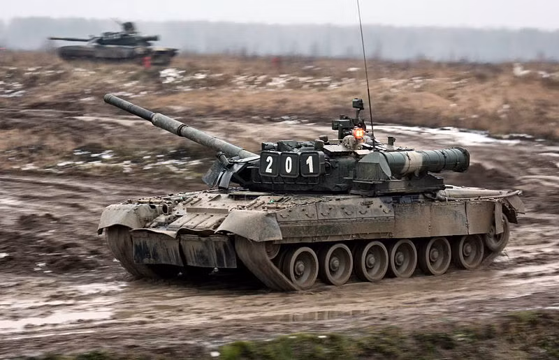 T-80U là phiên bản nâng cấp năm 1985 của dòng xe tăng chiến đấu chủ lực T-80 do Liên Xô sản xuất. Dẫu vậy, chúng được đánh giá là tương đương với T-90A được sản xuất sau này cả về giáp bảo vệ, hỏa lực và tính cơ động. Thậm chí, ở một số điểm nó còn được đánh giá hơn hẳn mà phải qua nhiều đợt nâng cấp T-90A mới đạt ngang ngửa. Nguồn ảnh: Wikipedia