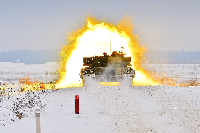 Hỏa lực của T-80U cũng là khẩu pháo nòng trơn 125mm 2A46M với hệ thống điều khiển hỏa lực 1A46 (gồm laser đo xa, máy tính đường đạn, kính ngắm hồng ngoại...) cho phép nó bắn chính xác mục tiêu ngay phát đạn đầu cách xa tới 5km. Nguồn ảnh: Wikipedia