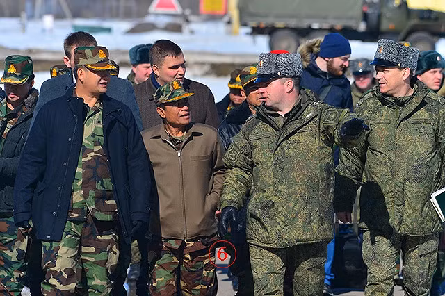 Tại đây, các sĩ quan Nga đã giới thiệu chi tiết về tính năng kỹ chiến thuật của các xe tăng chủ lực T-80U mà sư đoàn đang sử dụng.