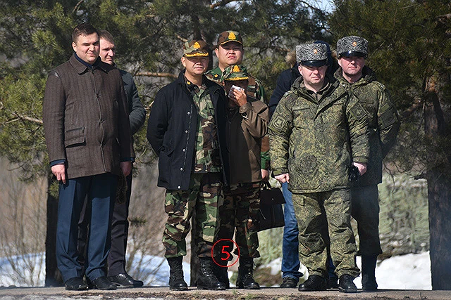 Đáng chú ý, dẫn đầu phái đoàn quân sự Campuchia là Trung tướng Hun Manet - Tư lệnh Lục quân Hoàng gia Campuchia. Và nơi ông này tới thăm hóa ra là Sư đoàn tăng Kantermirovskaya bảo vệ thủ đô Moscow.