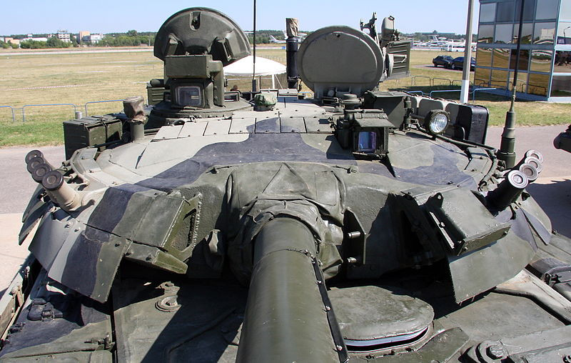 Cụ thể, giáp bảo vệ, ngoài giáp composite, T-80U cũng được trang bị giáp phản ứng nổ Kontakt-5. Dòng xe tăng này hoàn toàn có thể tích hợp hệ thống phòng vệ chủ động Shtora-1 tùy theo yêu cầu của khách hàng. Nguồn ảnh: Wikipedia