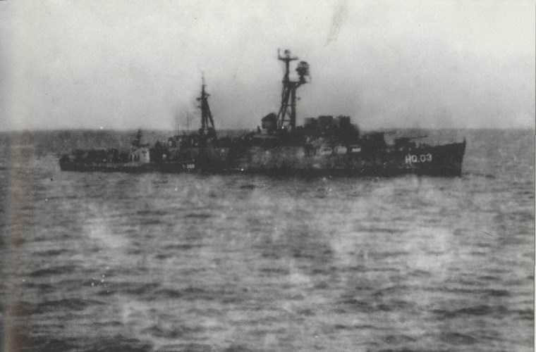 Ở trên biển, chúng ta cũng thu được hàng chục loại tàu chiến bao gồm cả những chiếc tàu có lượng giãn nước lớn tới hơn 2.000 tấn. Trong ảnh, tàu khu trục HQ-03 của HQND Việt Nam tuần tra bảo vệ vùng biển đất nước. HQ-03 trước 1975 vốn là tàu HQ-04 Trần Khánh Dư của VNCH, nó có lượng giãn nước 1.590 tấn. Ảnh tư liệu