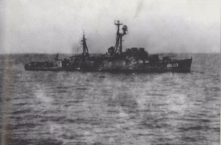 Ở trên biển, chúng ta cũng thu được hàng chục loại tàu chiến bao gồm cả những chiếc tàu có lượng giãn nước lớn tới hơn 2.000 tấn. Trong ảnh, tàu khu trục HQ-03 của HQND Việt Nam tuần tra bảo vệ vùng biển đất nước. HQ-03 trước 1975 vốn là tàu HQ-04 Trần Khánh Dư của VNCH, nó có lượng giãn nước 1.590 tấn. Ảnh tư liệu