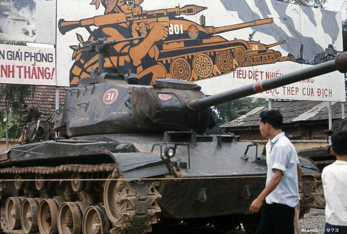 Năm 1973, tại Hà Nội một cuộc “triển lãm” vũ khí chiến lợi phẩm bộ đội ta thu giữ được từ quân Mỹ-VNCH trong các chiến dịch lớn năm 1973 đã được tổ chức với sự tham gia đông đảo của hàng vạn người dân. Ảnh: Cỗ xe tăng hạng nhẹ M41 Bulldog của quân Mỹ-VNCH bị bộ đội ta bắt sống. Nguồn ảnh: Flick Manh Hai