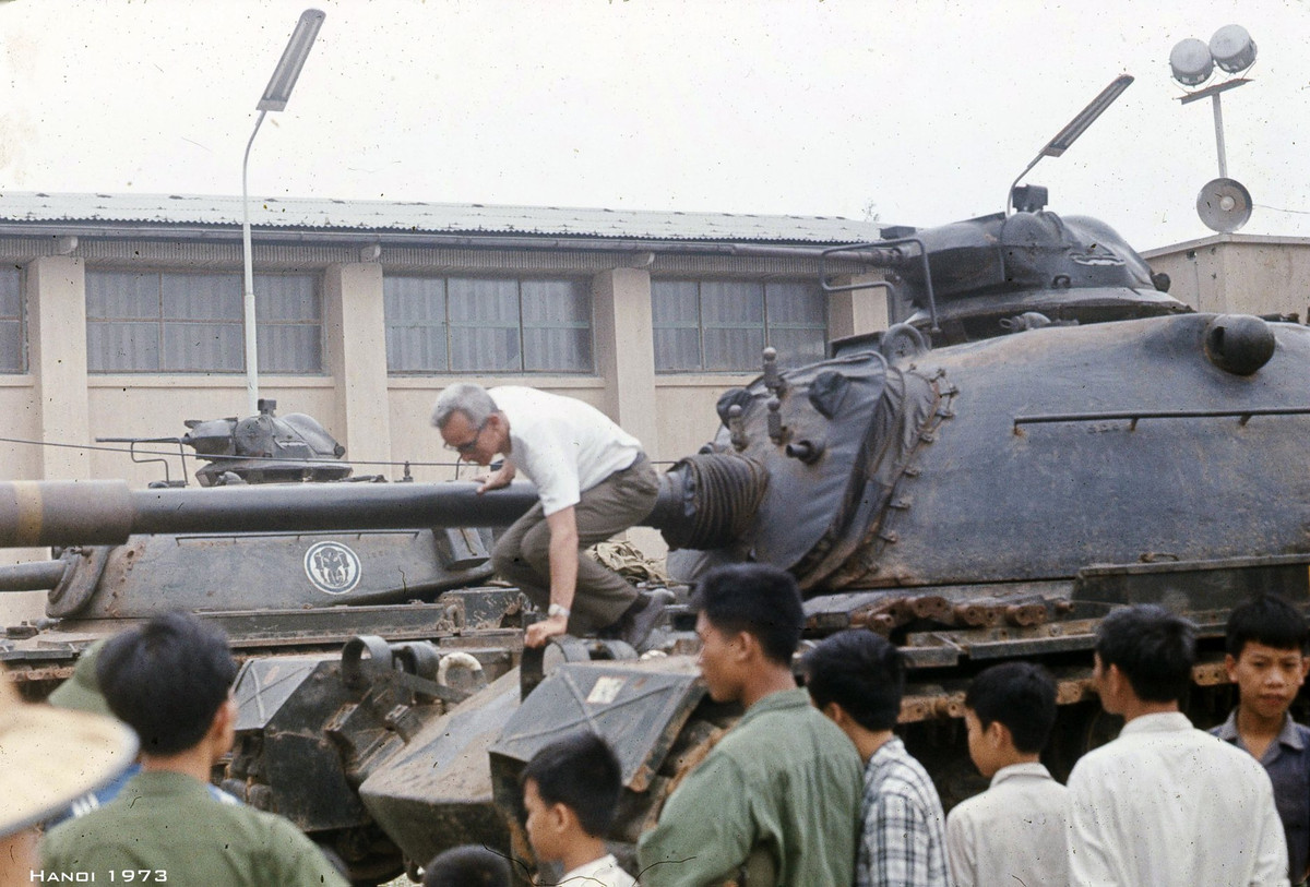 Một công dân nước ngoài hứng thú trèo lên tham quan xe tăng hạng trung M48 Patton chiến lợi phẩm. Nguồn ảnh: Flick Manh Hai