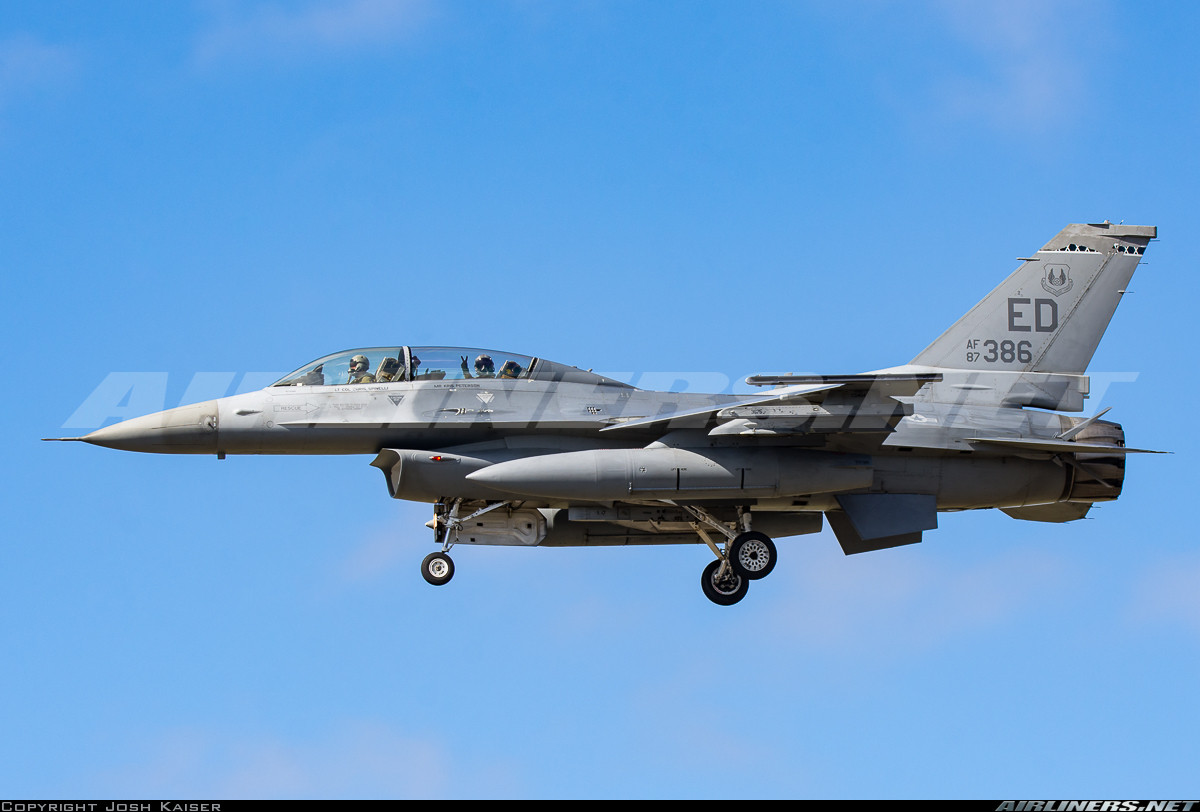 154 tiêm kích đa năng F-16D - phiên bản 2 chỗ ngồi có thể dùng để huấn luyện phi công. Nguồn ảnh: Airliners.net