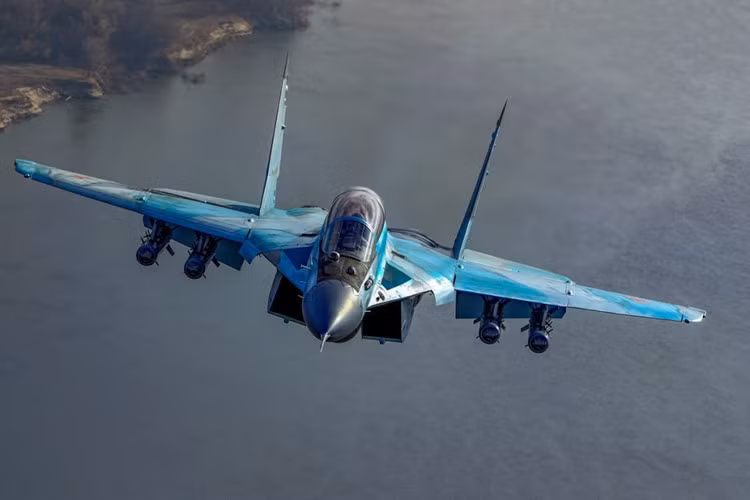 Ví dụ như về khả năng cơ động, MiG-35 trang bị cặp động cơ turbofan RD-33MK - phiên bản cải tiến từ dòng RD-33 trang bị cho MiG-29 nhưng tích hợp một loạt công nghệ mới như vòi phun kiểm soát véc tơ lực đẩy, giảm đáng kể tín hiệu hồng ngoại và khả năng bị phát hiện bởi khí tài quang học, hiệu quả chiến đấu tăng từ 12-15%. MiG-35 có thể đạt tốc độ tối đa 2.400km/h trên trần bay cao, tốc độ 1.450km/h ở trần bay thấp, tầm bay 2.400km, trần bay 19.000m. Ảnh: Wikipedia