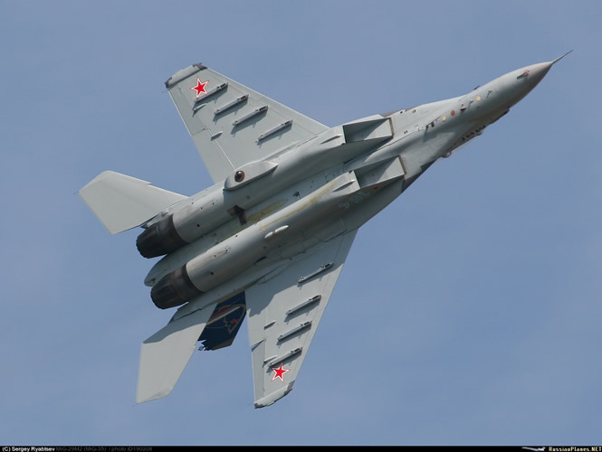 Ngoài radar, MiG-35 còn trang bị trạm quang - điện OLS-UEM tích hợp cảm biến hồng ngoại có thể phát hiện mục tiêu ở cự ly đến 55km nhờ tín hiệu nhiệt động cơ phát ra, khí tài này được cho là có thể phát hiện cả máy bay tàng hình. Ảnh: Airliners.net