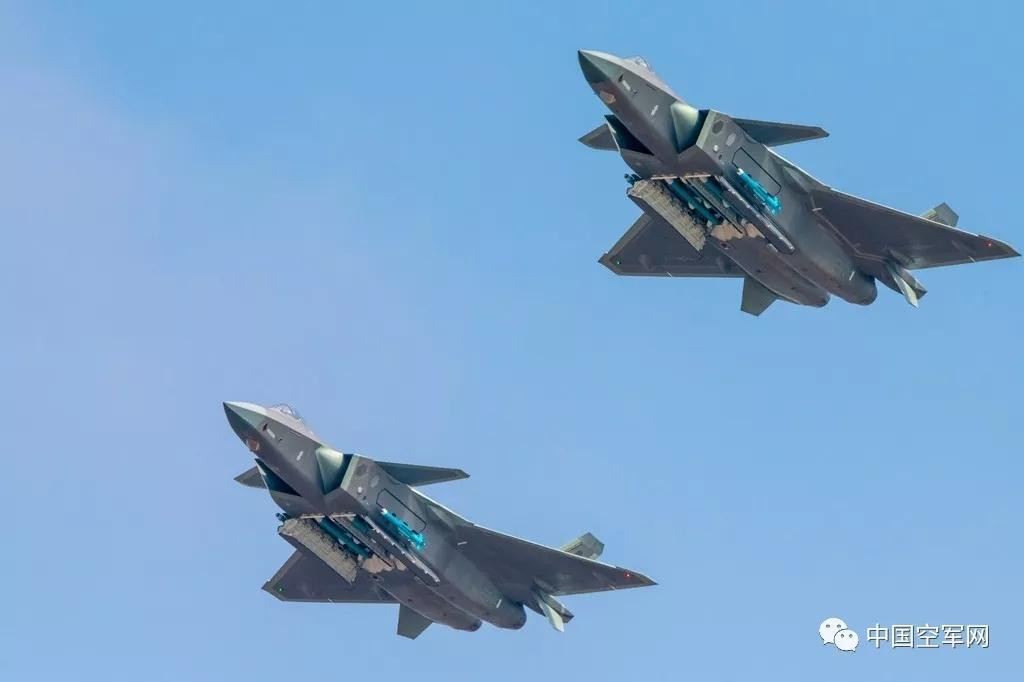 Ngac nhien cach may bay J-20 Trung Quoc doi pho voi F-22