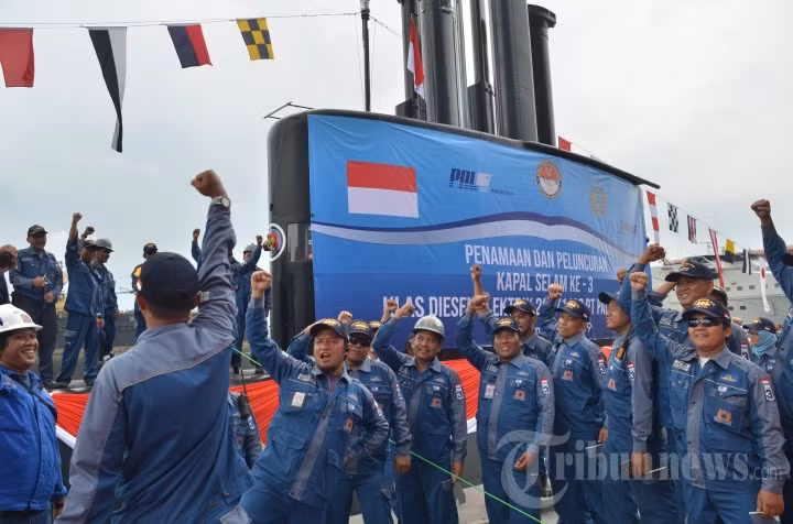 Nói "tự chế tạo" trong ngoặc kép là bởi vì tàu ngầm KRI Alugoro (405) là chiếc thứ 3 trong loạt 3 tàu ngầm Type 209 Improved mà Indonesia ký mua của Hàn Quốc năm 2011 với giá 1,2 tỷ USD. Theo thỏa thuận, hai chiếc đầu tiên được đóng ở Hàn Quốc, chiếc thứ 3 được đóng ở Indonesia theo thỏa thuận chuyển giao công nghệ cũng như linh kiện cần thiết. Nguồn ảnh: Tribune