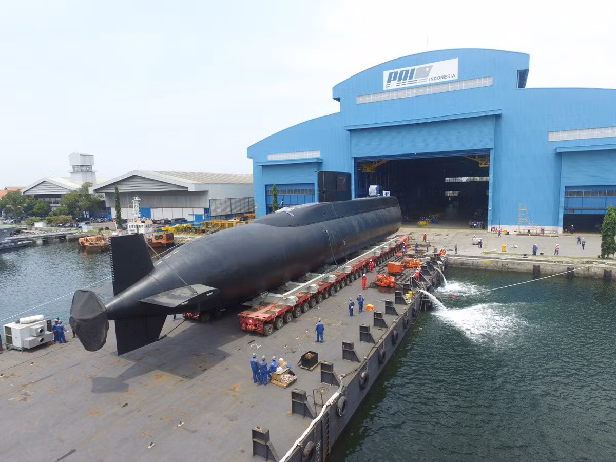 Con tàu trang bị 4 động cơ diesel MTU và một động cơ điện, một chân vịt cho tốc độ tối đa 21,5 hải lý/h khi lặn, tầm hoạt động tổng lên tới 20.000km, có khả năng lặn liên tục 740km với tốc độ 4 hải lý/h, lặn sâu 500m, dự trữ hành trình 50 ngày. Nguồn ảnh: PT PAL