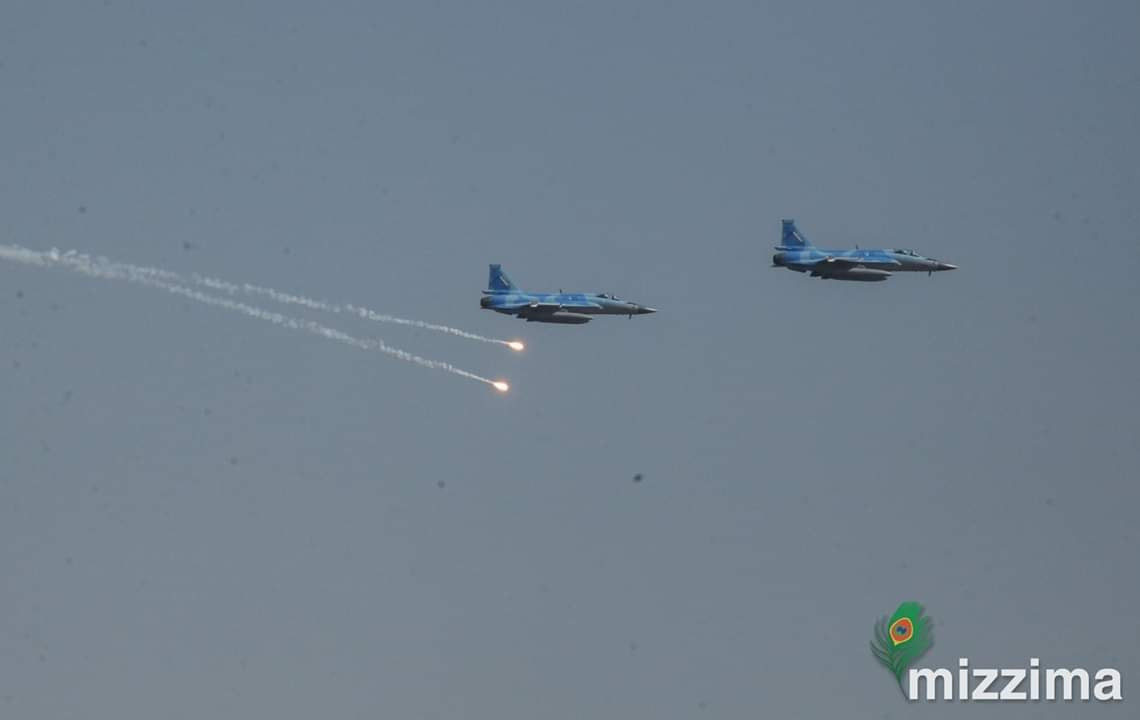 Ảnh: Tiêm kích JF-17 phóng đạn pháo sáng sau khi khai hỏa rocket. Ảnh: Mizzima