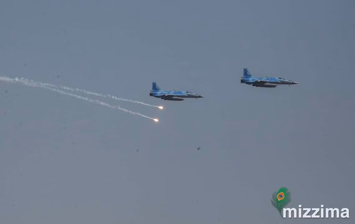 Ảnh: Tiêm kích JF-17 phóng đạn pháo sáng sau khi khai hỏa rocket. Ảnh: Mizzima