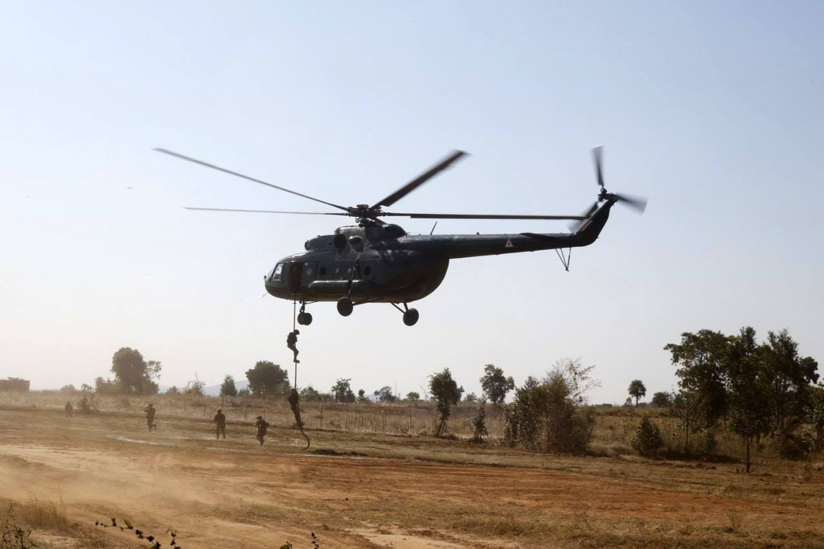 Trực thăng của không quân hỗ trợ hoạt động đổ bộ đường không. Ảnh: Mizzima