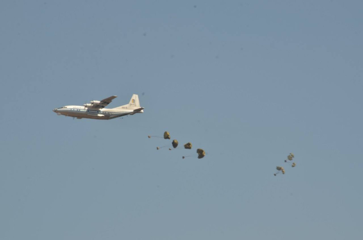 Lính dù đổ bộ từ máy bay vận tải Y-8. Ảnh: Mizzima