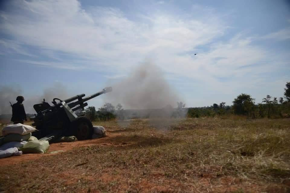 Pháo dã chiến 87mm QF-25 – “của hiếm” của Myanmar khai hỏa. Ảnh: Mizzima