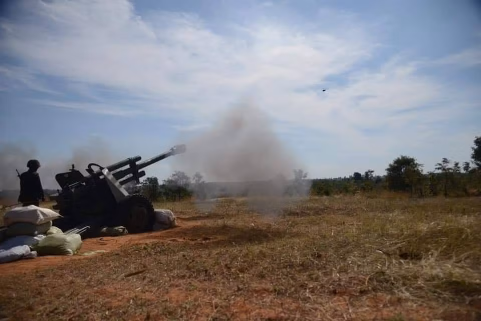 Pháo dã chiến 87mm QF-25 – “của hiếm” của Myanmar khai hỏa. Ảnh: Mizzima